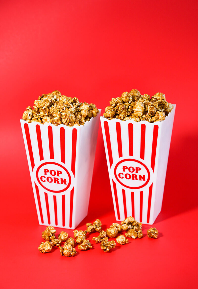 caramel-popcorn-red-background